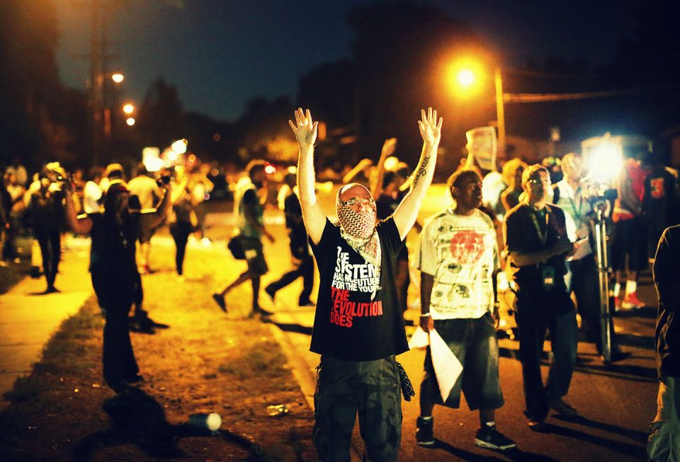 أصيب تسعة من ضباط شرطة سانت لويس