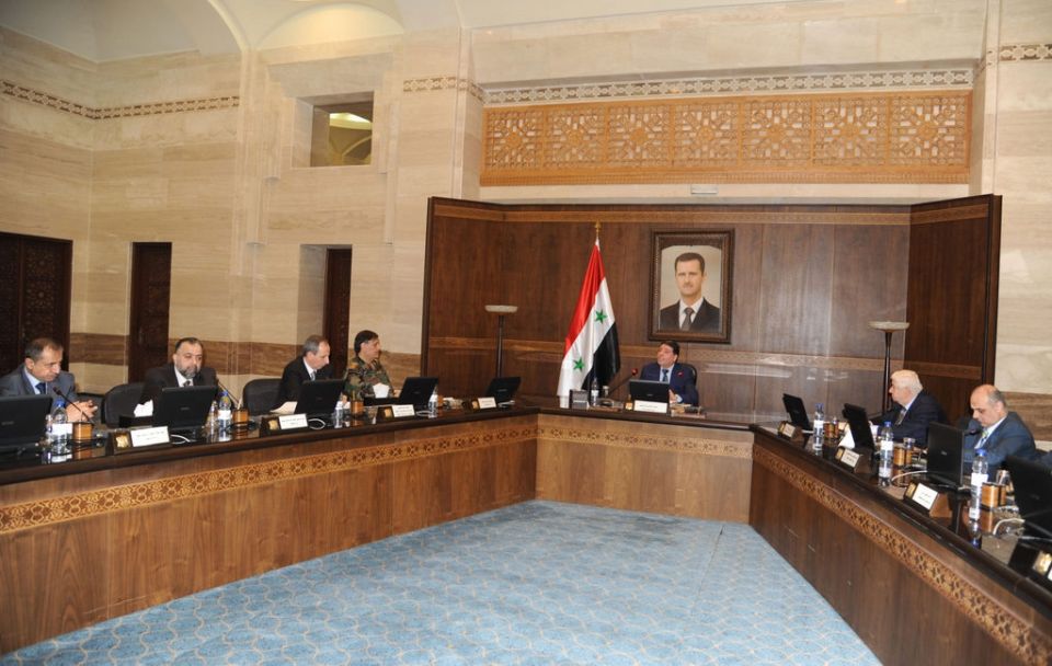 الوزير لا يملك القرار.. ماذا بيد العامل؟