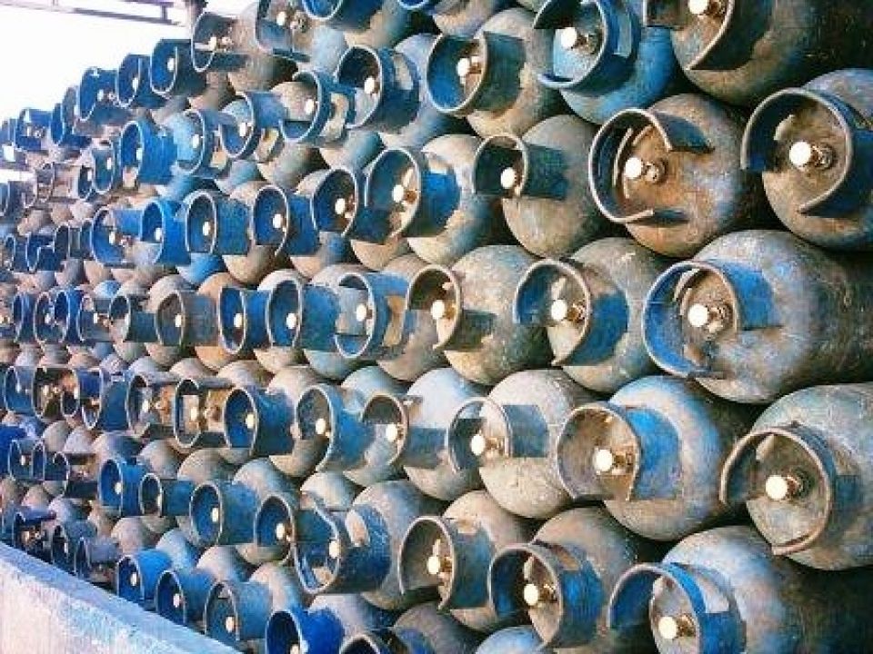 شبكة فساد مكشوفه تتولى توزيع وتسعير الغاز في أحد أحياء دمشق  إلى متى الاستخفاف بحقوق المواطنين يا.. حكومة!