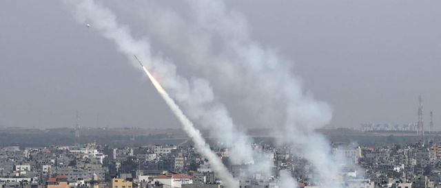 القسام تقصف تل أبيب من غزة رغم عام كامل من الإبادة