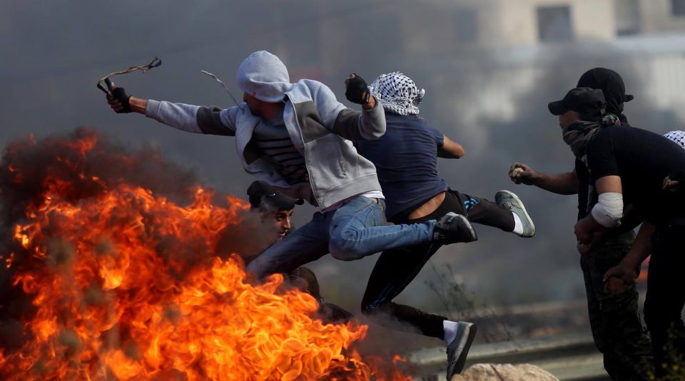 الصهيوني ينتقم من الحجر بالرصاص الحيّ