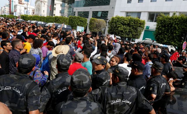 نجح المعتصمون في دخول المحطة النفطية وإغلاق حنفية الضخ