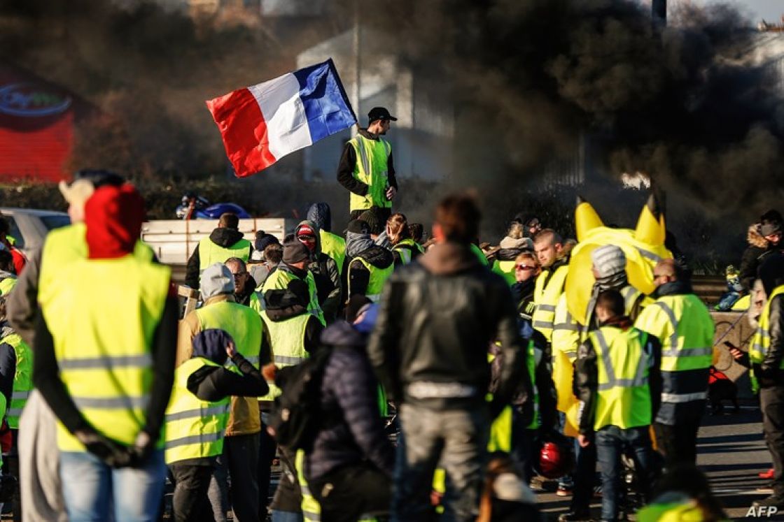 فرنسا: الآلاف من السترات الصفر والنقابات في شوارع باريس احتجاجاً على تدهور معيشتهم