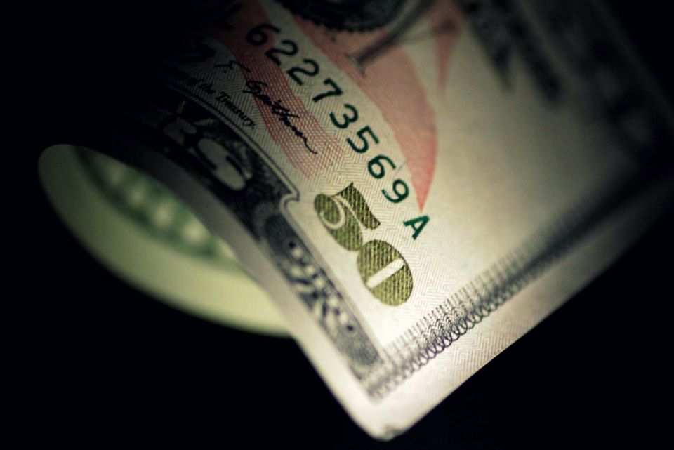 الدولار يبدد مكاسبه