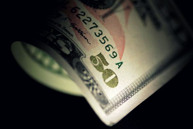 الدولار يبدد مكاسبه