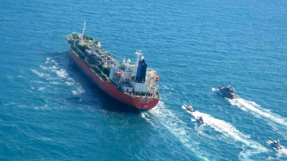 سفينة إيرانية تحتجز سفينة أجنبية تقول إنها صدمتها موقعةً خسائر بشرية