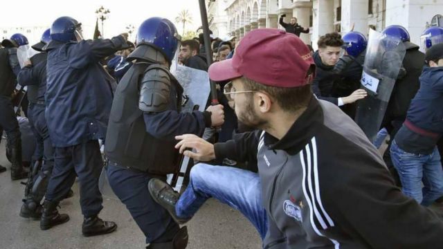 اشتباكات في الجزائر خلال مظاهرات العاصمة