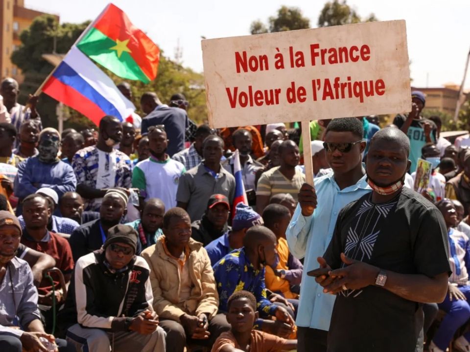 بوركينا فاسو تطرد ملحق فرنسا العسكري وفريقه