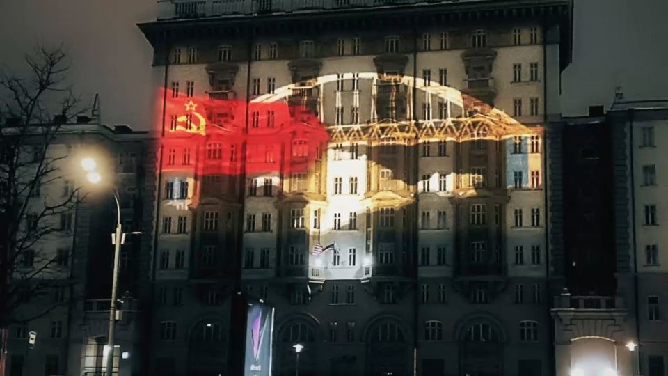 العَلَم الأحمر على جدار السفارة الأمريكية بموسكو