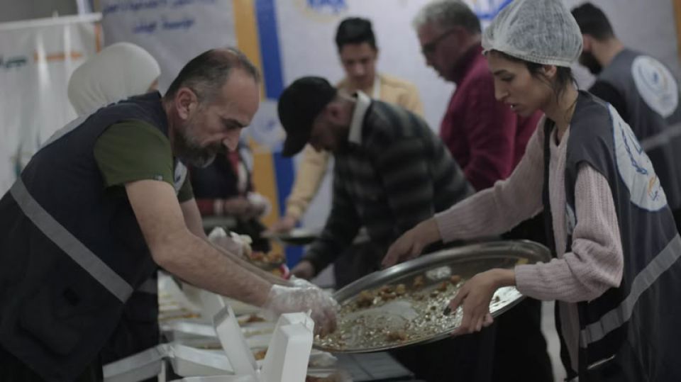 الموظفون على باب الجمعيات الخيرية