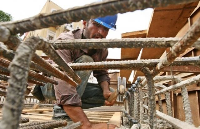 بطون جائعة ووعود مائعة بالقانون.. الحكومة تقاسم المواطن بمصدر رزقه