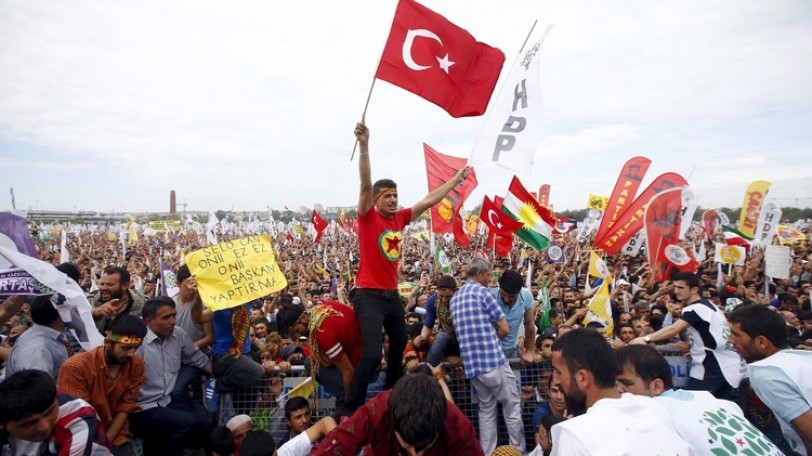 تركيا تدخل الصمت الانتخابي بعد يوم دام في ديار بكر