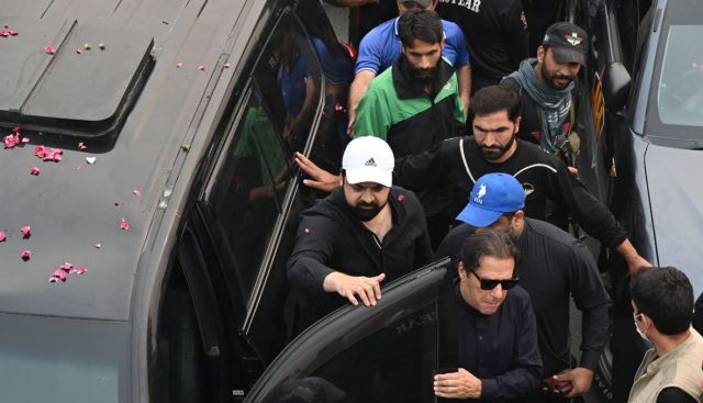باكستان: نجاة عمران خان من محاولة اغتيال