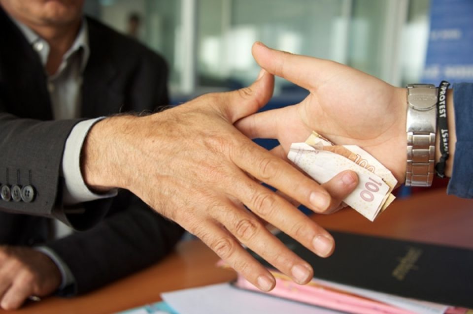 في خدمة من؟!