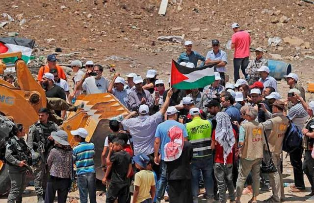 &laquo;صفقة القرن&raquo; و&laquo;الخان الأحمر&raquo; والتمسك بالحقوق