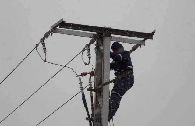 العاملون بالمحطات الكهربائية والسلامة المهنية