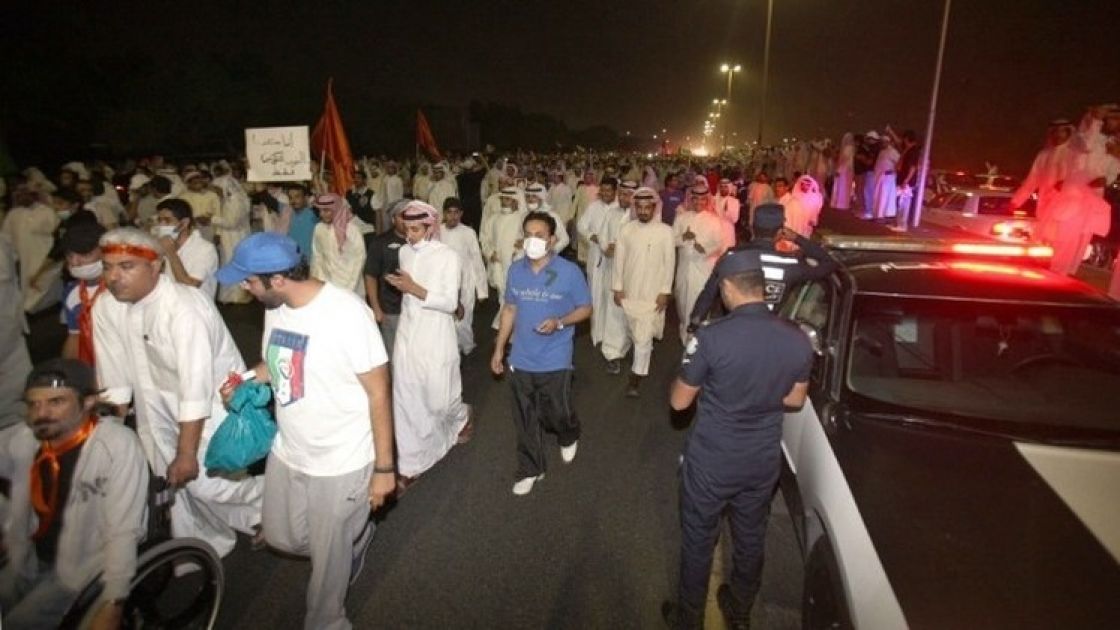 الكويتيون يتظاهرون... لتطهير القضاء