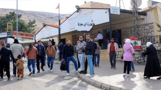 بسبب الحرب: مئات اللاجئين السوريين يعودون من لبنان والأردن