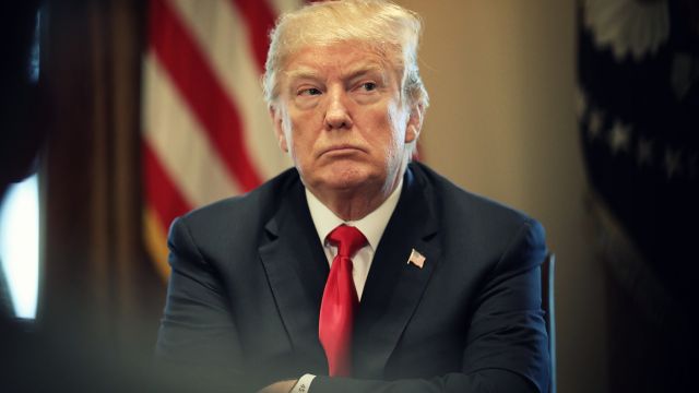 ترامب يرفض إلغاء حق حيازة السلاح