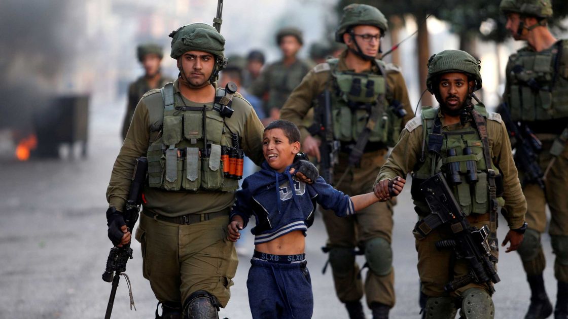 الاحتلال الصهيوني يعتقل 413 فلسطينياً بينهم 49 طفلاً خلال الشهر الماضي فقط