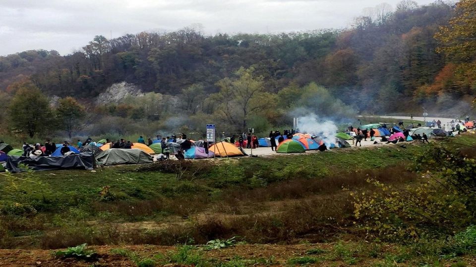 نحو ألف مهاجر بلا مأوى بعد احتراق مخيّمهم في البوسنة