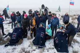 أول رائدة فضاء في تاريخ روسيا الحديثة تعود إلى الأرض ضمن طاقم دولي