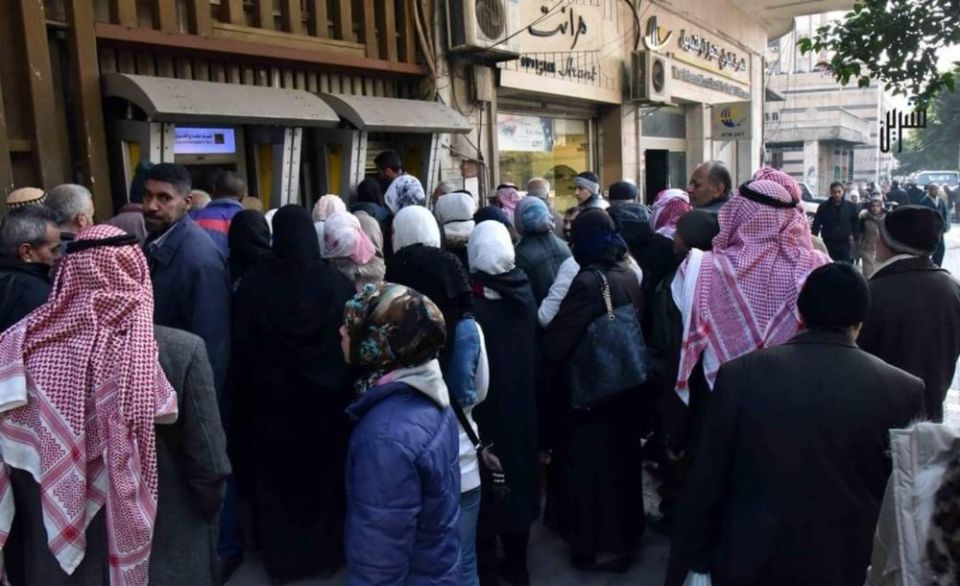 أزمة الصرافات معاناة متفاقمة للمواطنين والمتقاعدين