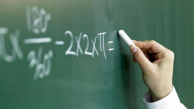 ماذا ينبغي أن ندفع للمعلمين؟