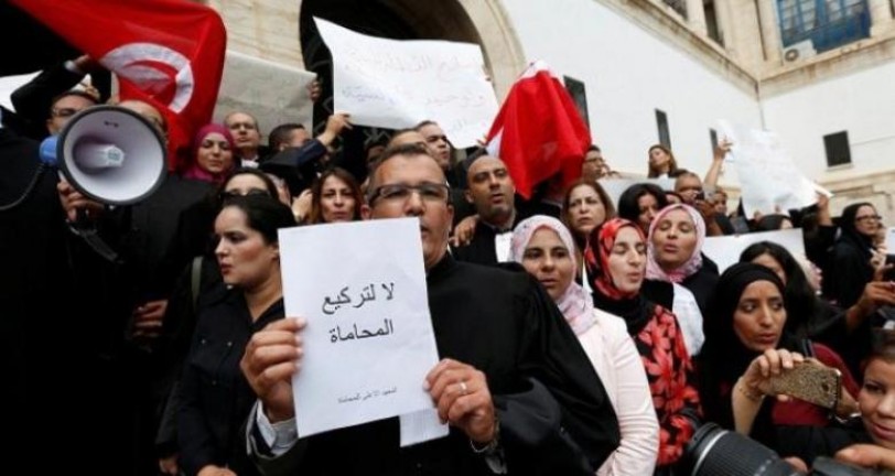 المحامون التونسيون يعلّقون إضرابهم
