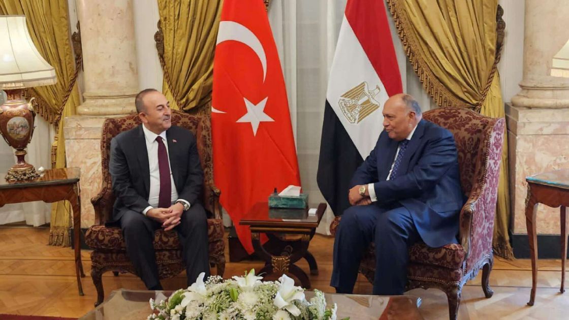 بعد قطيعة 10 سنوات: وزير الخارجية التركي يلتقي نظيره المصري