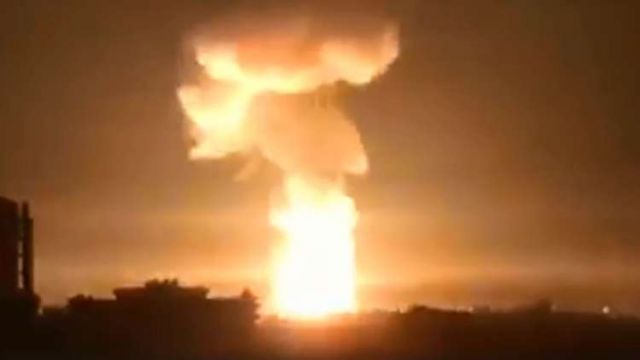 هجوم على اللاذقية والدفاعات السورية تسقط عدة صواريخ