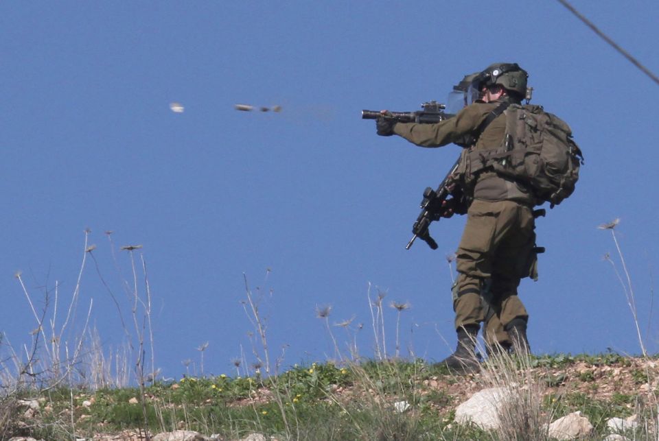 من مسافة صفر، جندي صهيوني يطلق الرصاص الحيّ على شاب فلسطيني مسبباً له الشلل