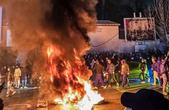 شويغو ولاريجاني يتفقان على تعزيز التعاون ويدينان التدخل الخارجي في إيران