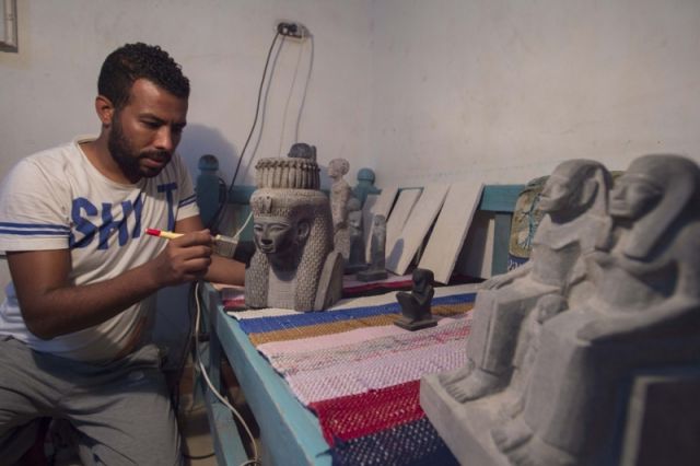 النحت الفرعوني من سِنّ الفيل إلى الخشب