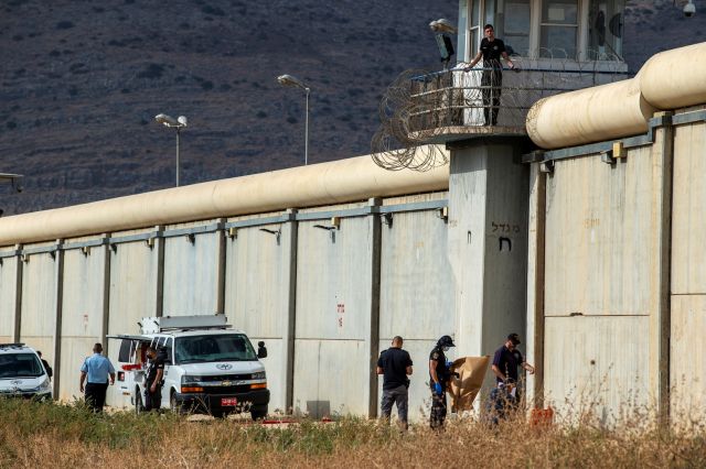 المدير السابق لسجن جلبوع: الأسرى الفلسطينيون انتصروا علينا بحرب الأدمغة