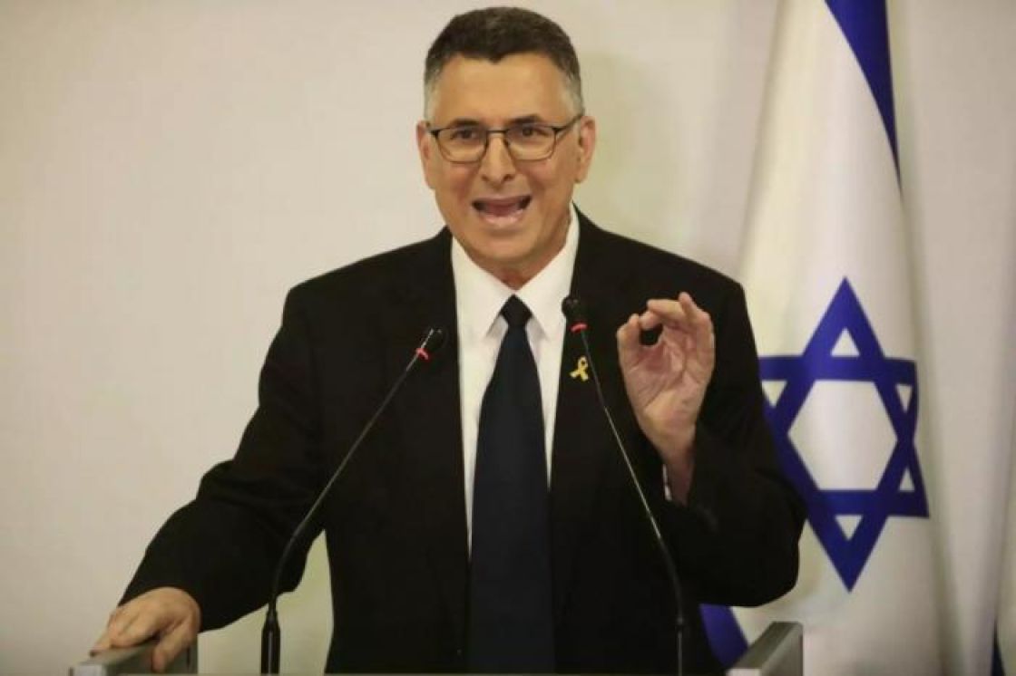 جدعون ساعر يشيد بطرد الحكومة اللبنانية للسفير الإيراني