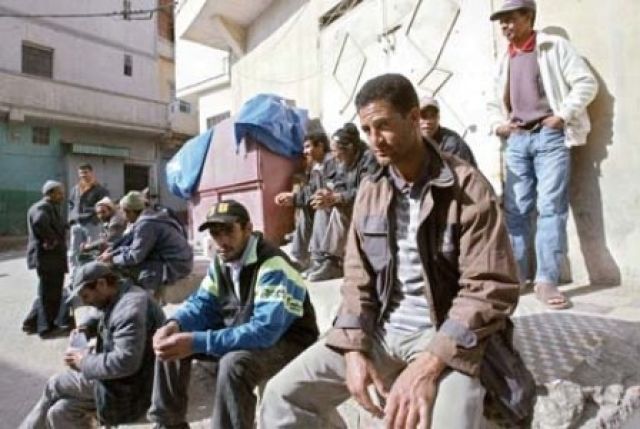وزارة الصناعة تطلب عمالاً.. والشباب العاطل عن العمل يلهث وراء لقمة العيش!