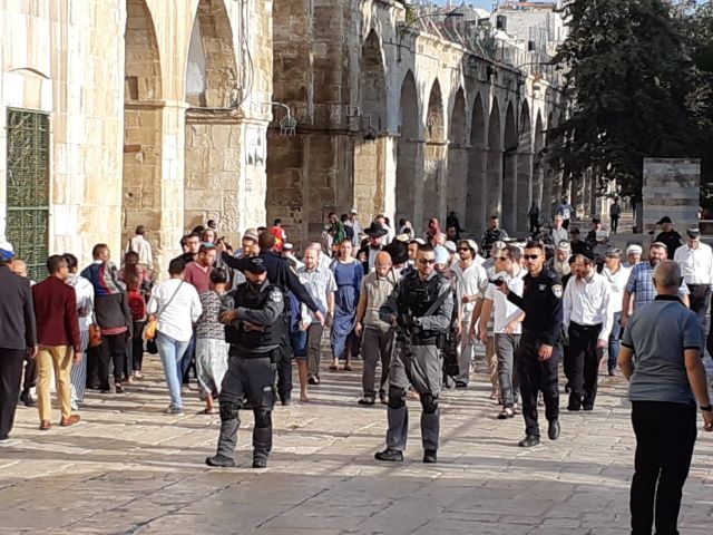 انتقادات للسلطة الفلسطينية: رئيسها يهنّئ حكومة الاحتلال بينما تقتحم قواته الأقصى