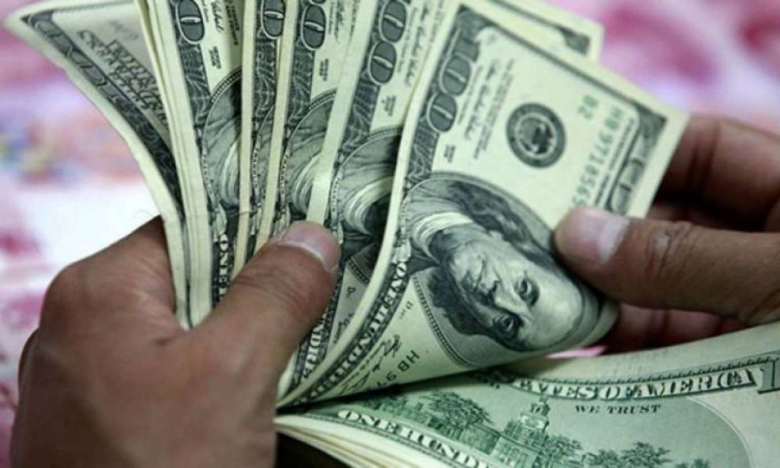 الدولار يتلقى ضربات حول العالم، و«لم يعد ملاذاً آمناً»