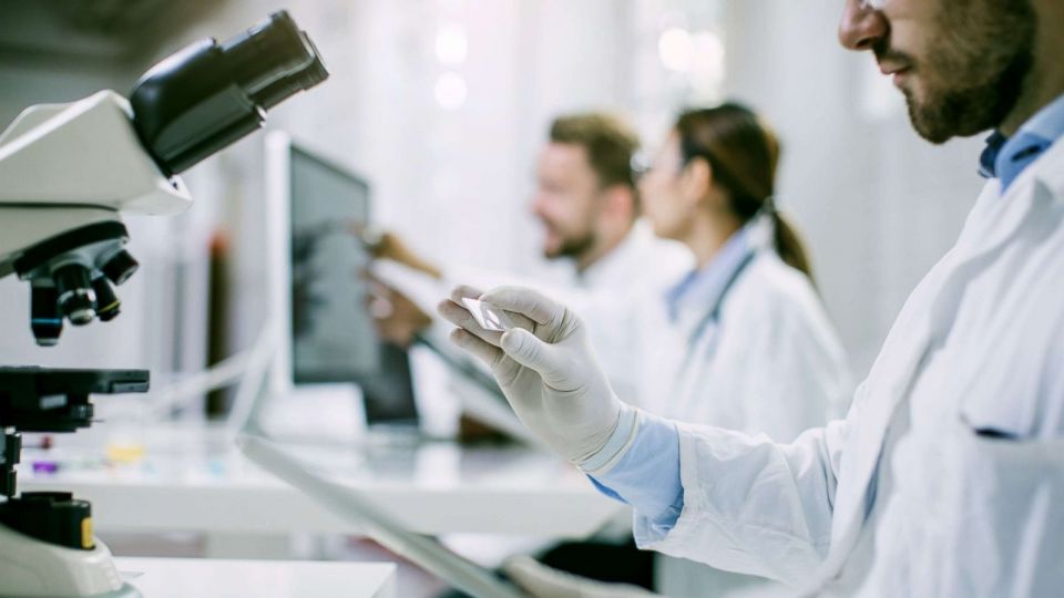 العلماء الروس يختبرون أول دواء بالعالم لجين قاتل للسرطان