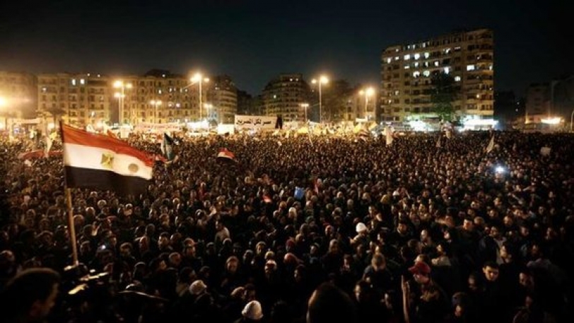 مصر: موجة استقالات تعصف بالحكومة والبرلمان دعماً لمطالب الشارع