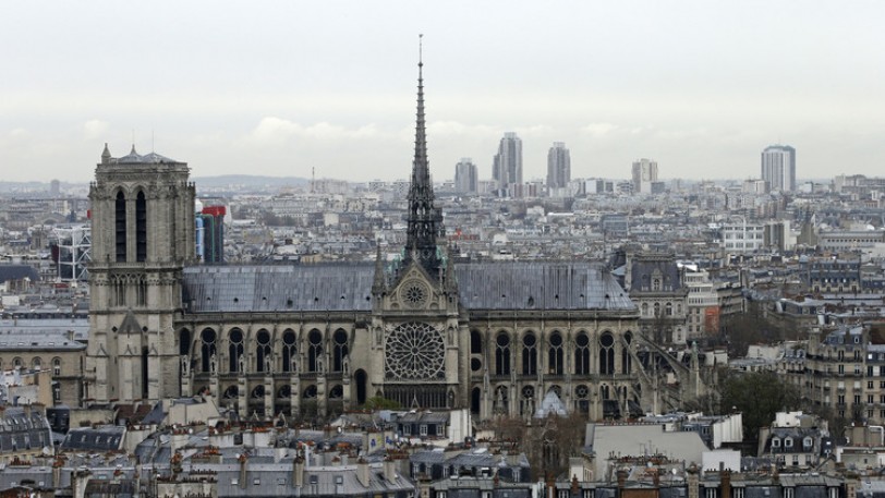 كاتدرائية «نوتردام» الشهيرة وسط مدينة باريس الفرنسية