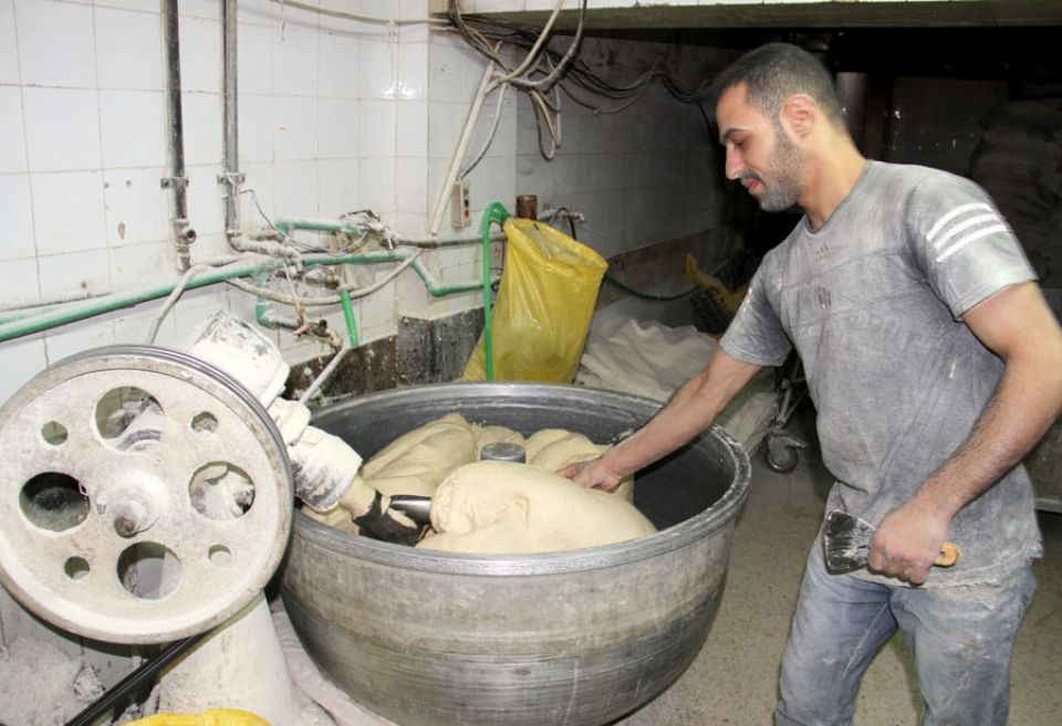 عمال الأفران  بلا عقود.. ضحية السماسرة