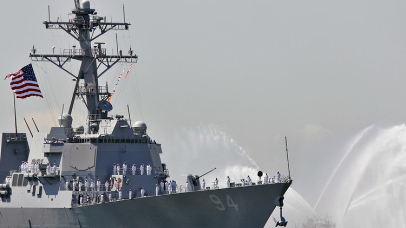 سفن إيرانية تعترض مدمرة أمريكية