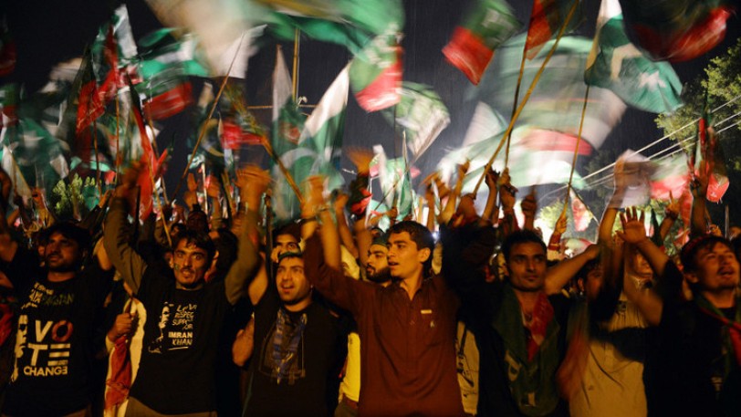 عشرات الآلاف من أنصار المعارضة يتظاهرون بالعاصمة الباكستانية