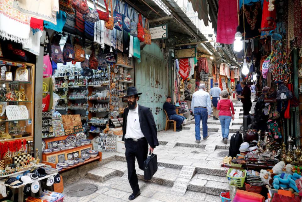 عشرات آلاف "الإسرائيليين" مهدَّدون بالانزلاق تحت خط الفقر