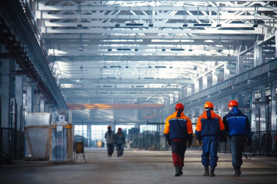 بصراحة .. الصناعيون يحتجون والعمال يخسرون معيشتهم