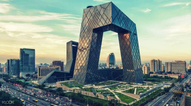 نظرا لضعف الألياف البصرية، فإن ثمة حاجة إلى محطات تقوية لتمديد مسافة الاتصالات الكمية