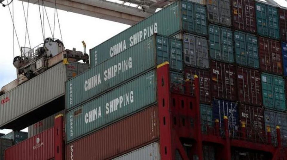 ترمب يلوح باستعداده لفرض رسوم جمركية على جميع الواردات الصينية