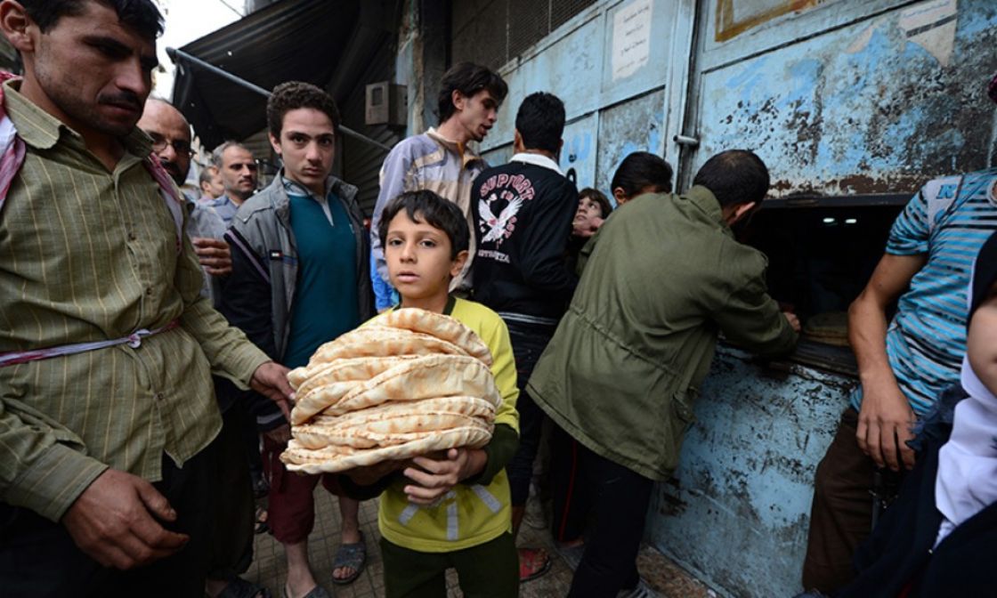 خبز بالدَّين... رغيفٌ يُطاردنا كظل الجوع